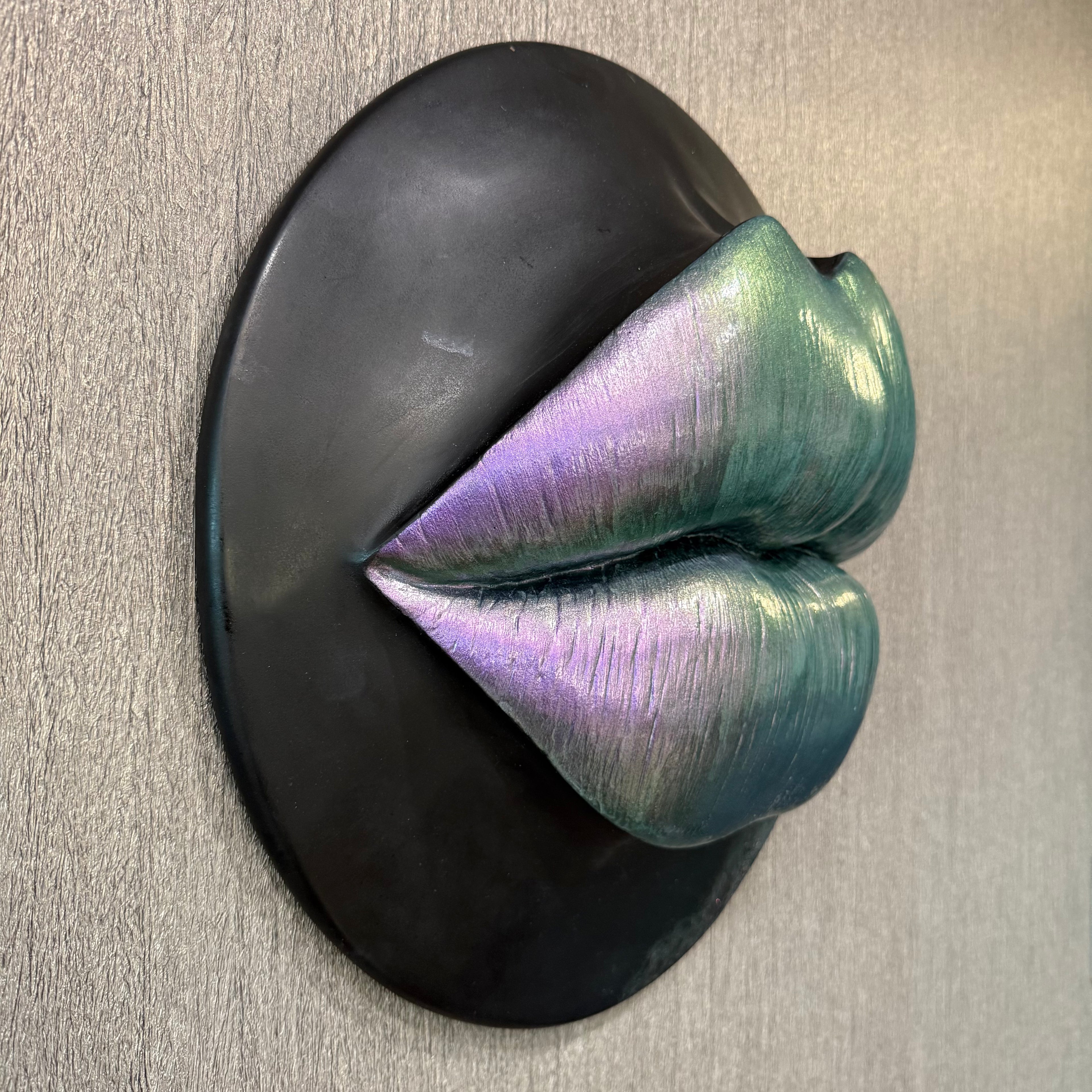 Karma Chameleon Puckered Lips Sculpture