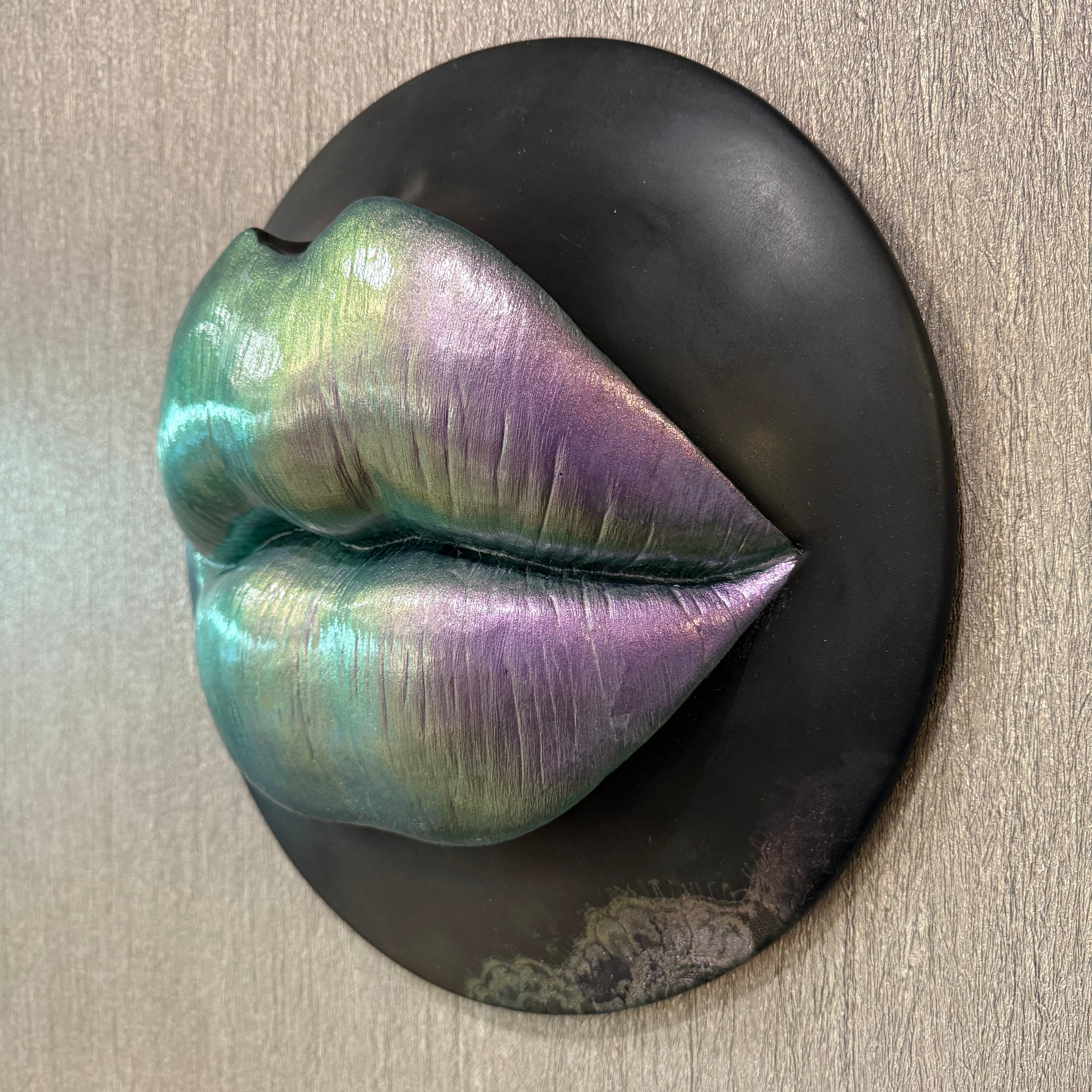 Karma Chameleon Puckered Lips Sculpture