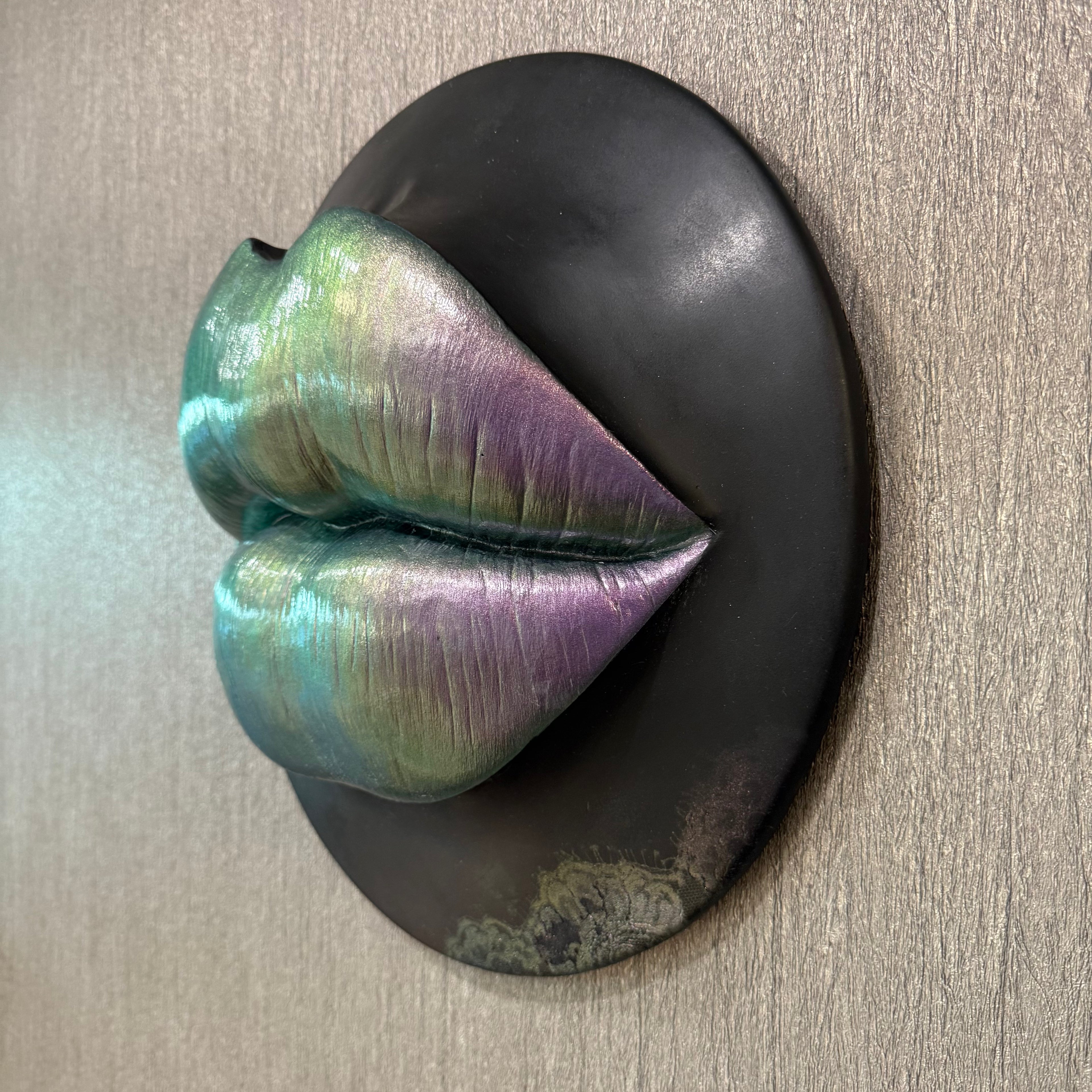Karma Chameleon Puckered Lips Sculpture